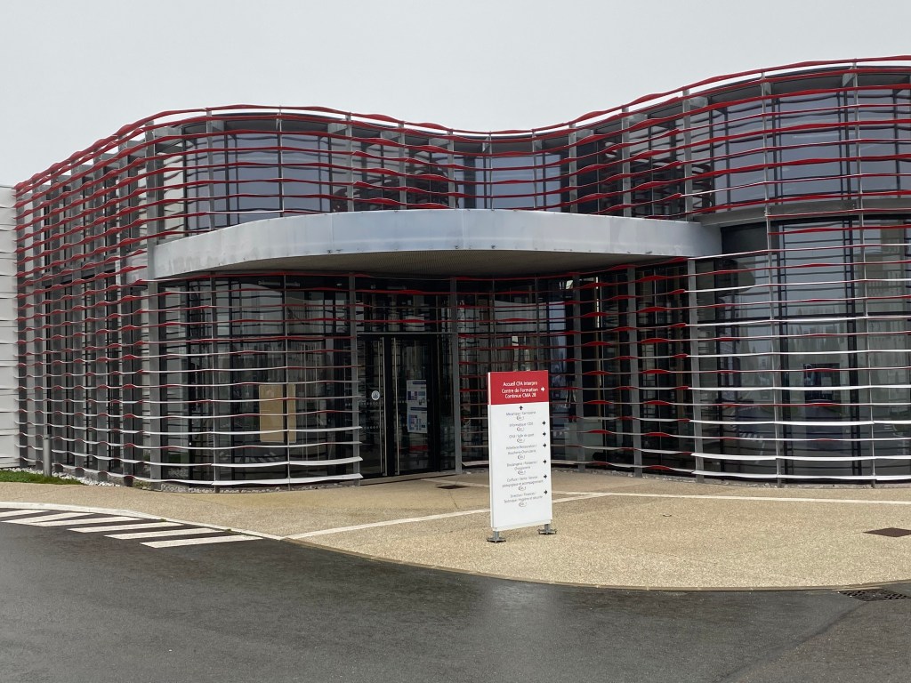 façade métal et verre gris et rouge CFA sur mesure métallerie l2h metal